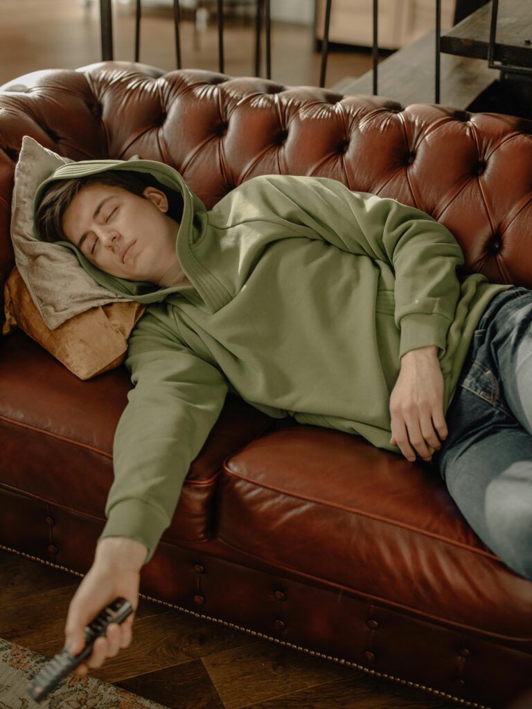Persona tomando una siesta española.