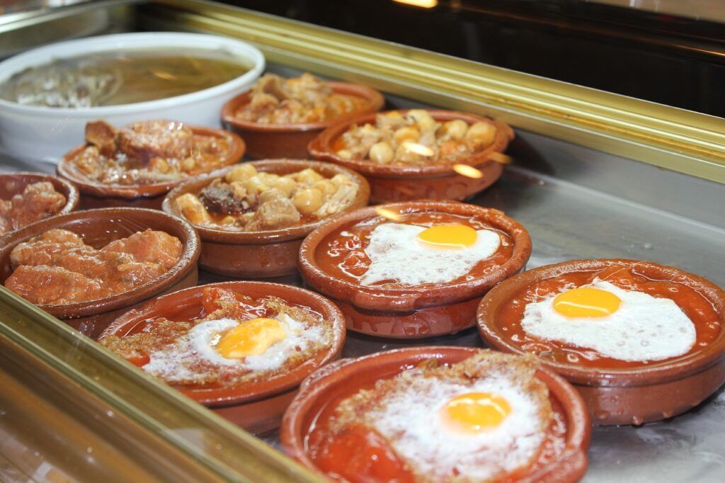 Tapas españolas en un bar, curiosidades sobre España