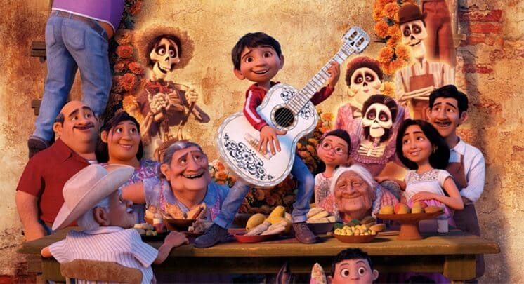 Aprender español con películas como "Coco", mejorará tu comprensión auditiva en español.